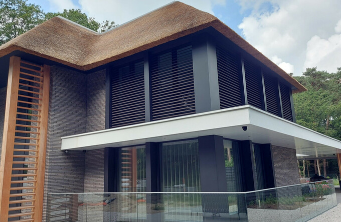 Villa in Oisterwijk voorzien van 16 rechthoekige louver systemen in Anodic Brown