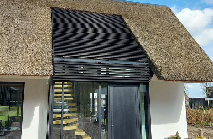 Dachfensterlamellen eines Hauses in Berkel-Enschot Integrieren mit dem Sonnenschutz über den Eingang