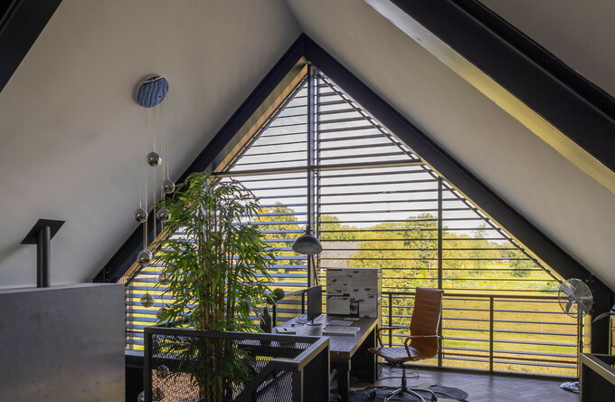 Glasgevels van loft huis voorzien van kantelbare lamellen met vijf hoeken