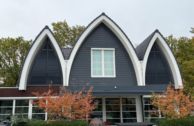 Schitterende boogramen in Vught voorzien van unieke kantelbare lamellen