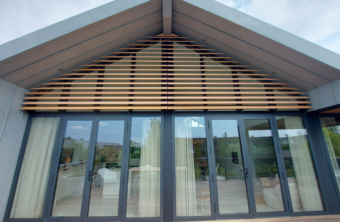 Markantes Zusammenspiel von Stahlrahmen und kipppbaren Holzlamellen in der Region Alblasserwaard