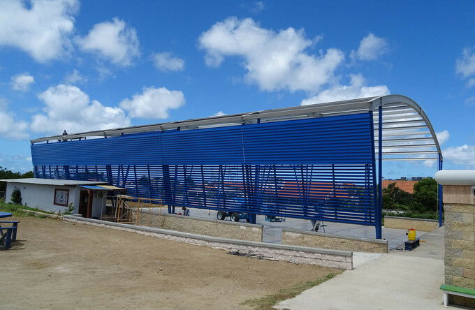 De buitengym van de Internationale School van Aruba is voorzien van een gigantische lamellenwand