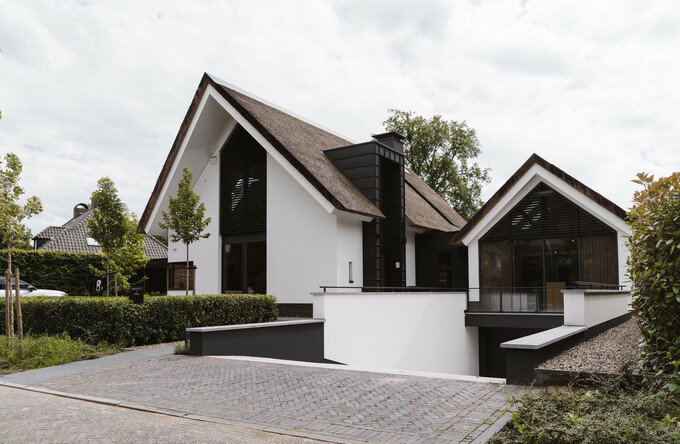 Woonvilla in Valkenswaard voorzien van façade louvers met hele gevarieerde geometrie