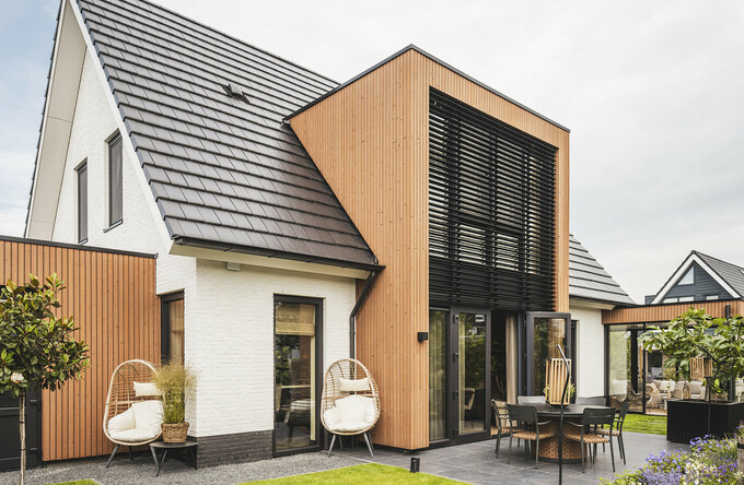 Fraaie risaliet in Hoeksche Waard voorzien van kantelbare lamellen