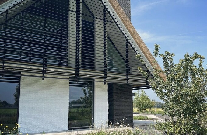 Een modern landhuis in Maashorst is voorzien van zonwering in verschillende vormen en afmetingen