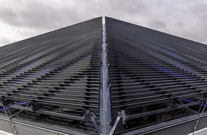 Piramidevormig glazen dak van winkelcentrum voorzien van unieke zonwering