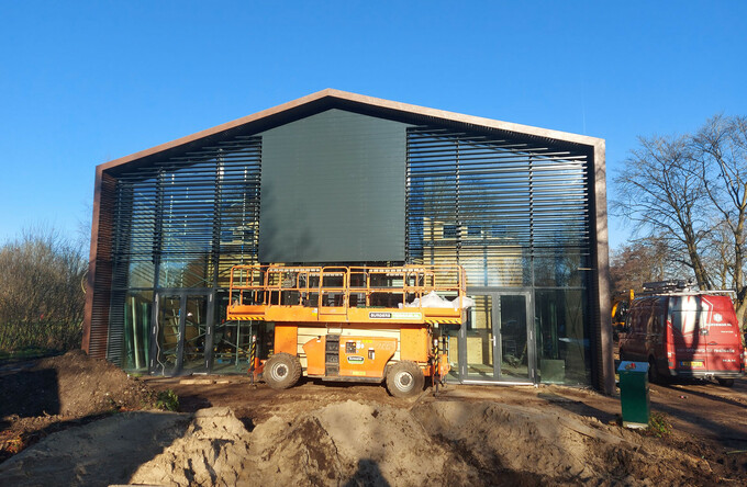 Sunshield liefert eine große Glasfassade mit beweglichen Lamellen für Hardeman Systembau