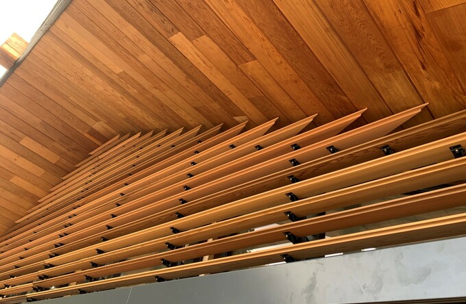 Een charmant landhuis in Kings Langley is voorzien van rustieke, kantelbare houten louvers