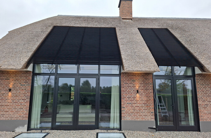 Woonboerderij voorzien van systemen met vaste en kantelbare lamellen