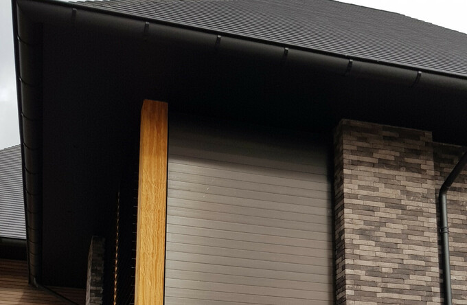 Villa fitted with brushed, bronze anodized louvers