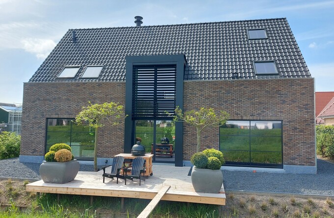 Fiere risalieten trotseren de zon met kantelbare lamellensystemen