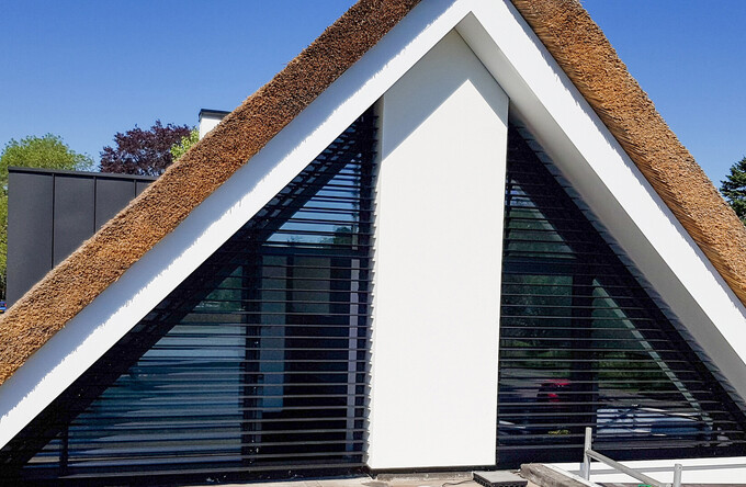 Ontwerp moderne villa combineert breder en smaller louver type in lamellensystemen