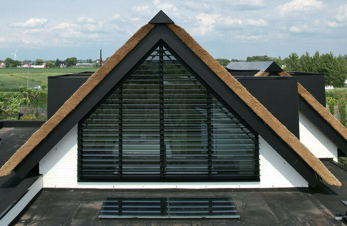 Villa in de polder bij Zevenhuizen voorzien van beweegbare lamellen die uitzicht intact laten