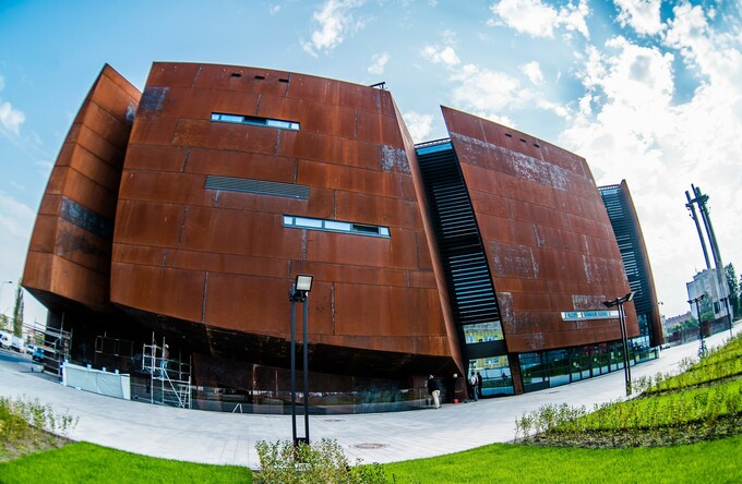 De buitenkant van het European Solidarity Centre lijkt opgebouwd uit scheepswanden en louvers