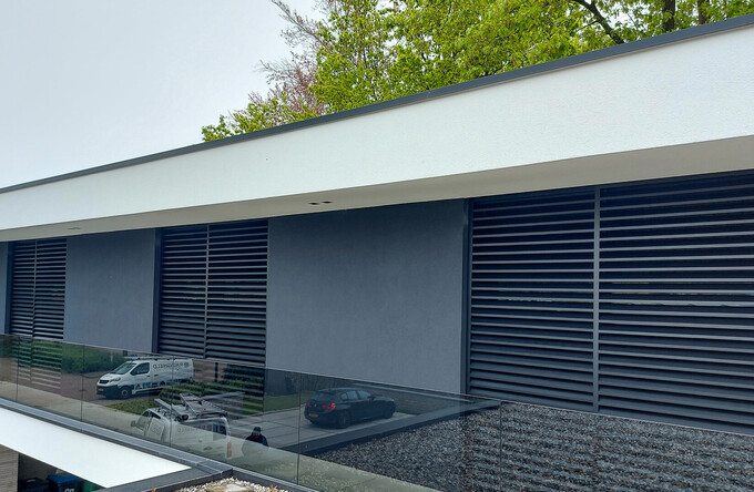 Verschuifbare louvers voor schuifpuien van moderne stadsvilla