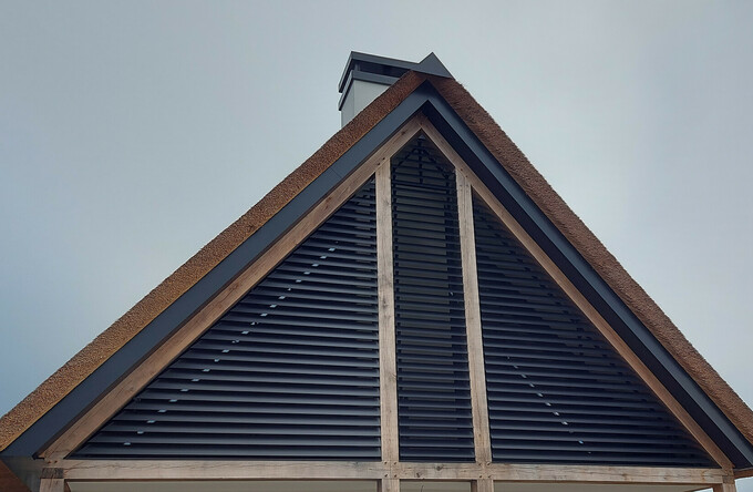 Moderne schuurwoning in Hollands Venetië voorzien van unieke louvers met kantelbare lamellen