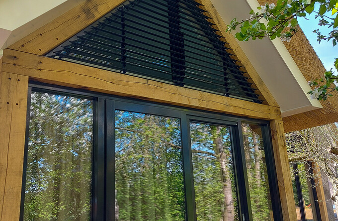 Louver systemen in speciale vormen voor schuurwoning, allemaal met kantelbare lamellen