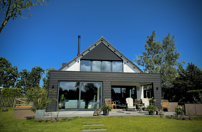 Charmante woning nabij de Spiegelplas voorzien van louver systemen met kantelbare lamellen