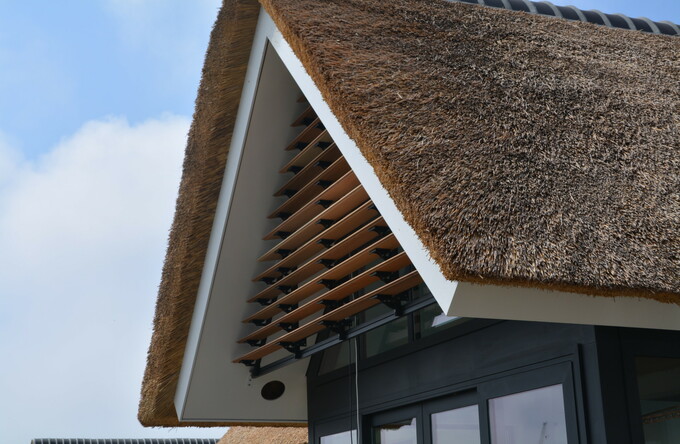 Moderne villa nabij het Schoonste Strand van Nederland, voorzien van unieke houten lamellen