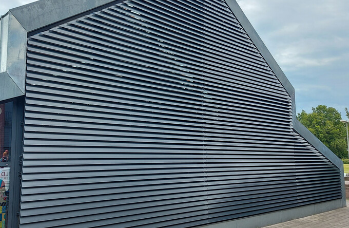 Façade met zeven hoeken biedt schaduw met kantelbare lamellen