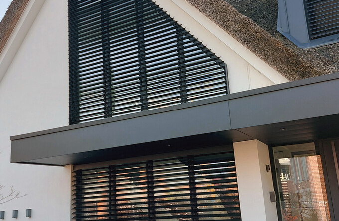 Riante vide van landelijke woning wordt nu beschut door twee louver systemen met kantelbare lamellen