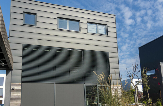 Strakke louvers voor een evenzo strakke kubus woning