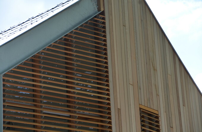 Haus mit Iroko-Fassaden, ausgestattet mit Lamellensystemen mit beweglichen Holzlamellen