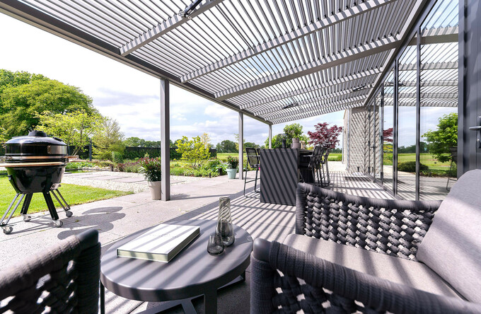 Modernes Landhaus ausgestattet mit einem terrassenweiten Horizon-Lamellendach