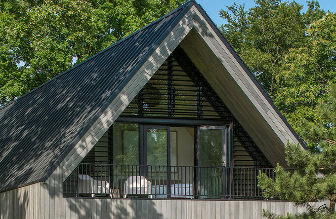 Boswoning bij Brabantse Peel voorzien van driedelig louver systeem met kantelbare lamellen