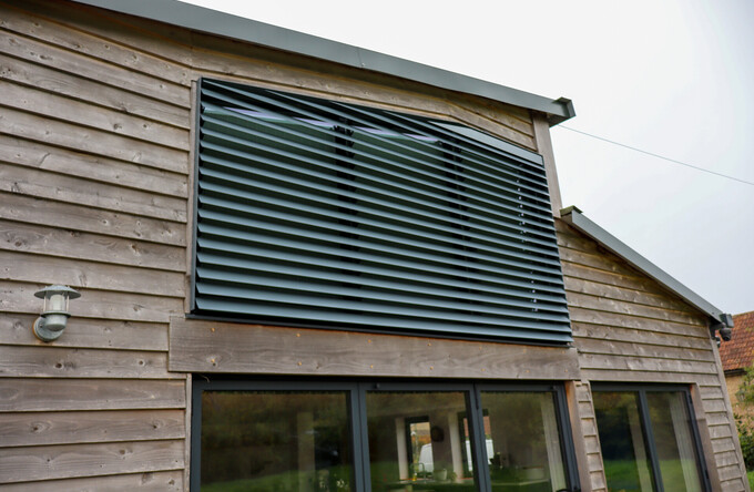 Bei der Renovierung dieses Hauses ist die Solarheizung wirksam reduziert mit kippbaren Lamellen