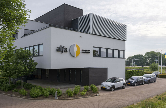 Modern kantoorgebouw van Alfa Accountants voorzien van strakke, beweegbare lamellen