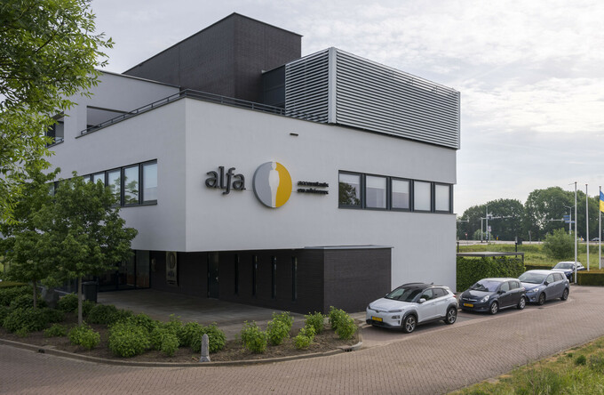 Bürogebäude von Alfa Accountants, ausgestattet mit eleganten, beweglichen Lamellen