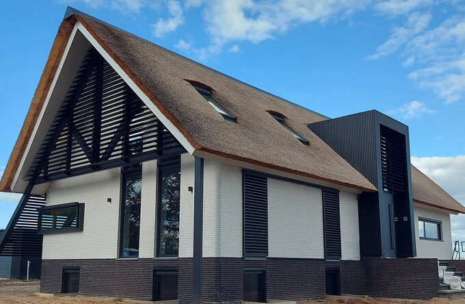 Louver trio completeert strak ontwerp van moderne woonboerderij
