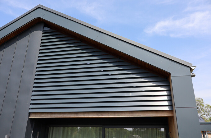 Moderne kantelbare lamellen ontmoeten rustieke charme in Market Drayton, Shropshire (UK)