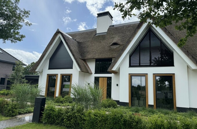 Residentie voorzien van zeven kantelbare lamellensystemen in uiteenlopende vormen