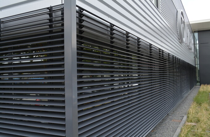 Die Süd- und Westfassade von Habufa in Hapert sind mit 90 m2 kippbaren Lamellen ausgestattet